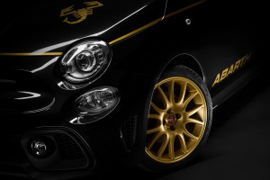 Abarth 595 Scorpioneoro, Schwarz, Gold, Special Edition, Limited Edition, Neu, strehend seitlich von vorne, Felgen